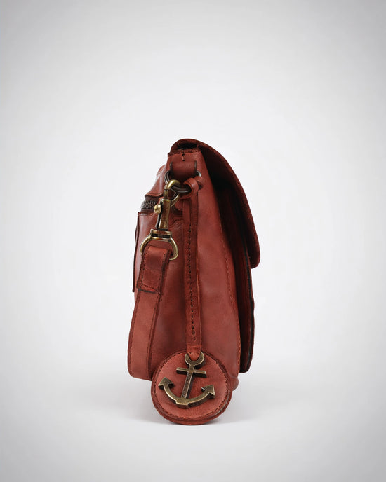 h2nd_12847_iben_cognac_03.webp