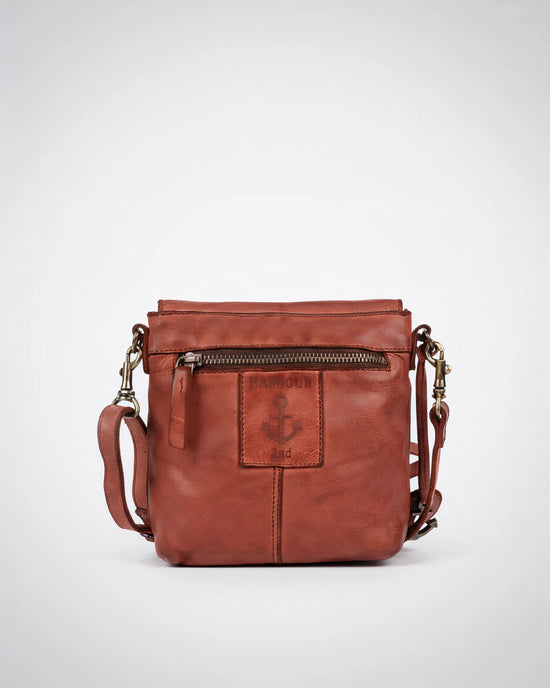 h2nd_12847_iben_cognac_04.webp