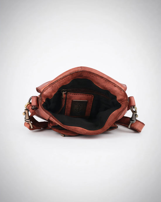 h2nd_12847_iben_cognac_05.webp