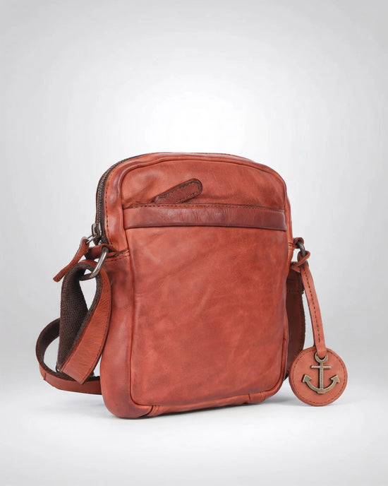h2nd_13128_drew_cognac_02.webp
