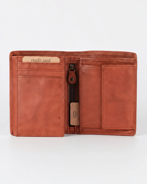 h2nd_14528_magnus_cognac_03.webp