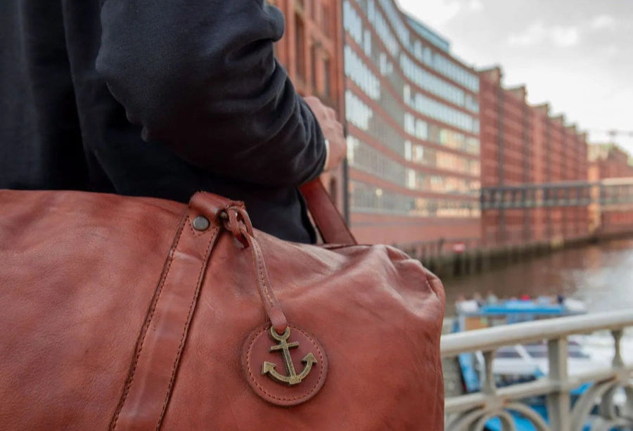 Mann mit Reisetasche aus Leder Modell Charming in Cognac