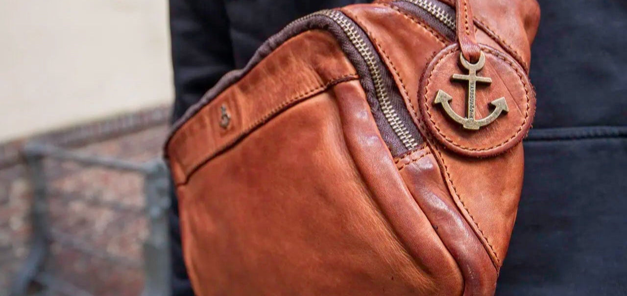 Mann mit Gürteltasche in Leder Modell Matteo in Cognac