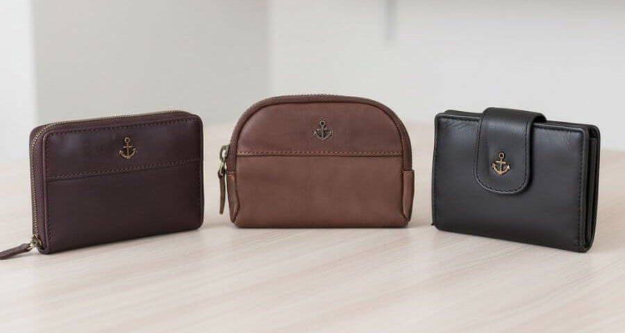 kleine Geldbörsen auf Tisch